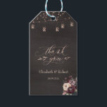 Etiqueta Para Presente Rosas de Luzes de Cordas Russas Obrigado<br><div class="desc">Luzes de cordas russas com jarro de pedras e rosas em fundo escuro. Para alterar os detalhes, clique em "Detalhes". Para mover o texto ou alterar o tamanho, a fonte ou a cor, clique em "Editar usando a Ferramenta de Design". Visualize o link de coleção nesta página para ver todos...</div>