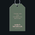 Etiqueta Para Presente Sage Verde Rosa Corado Moderno Ousado Bat Mitzvah<br><div class="desc">Esta etiqueta de favor de bat mitzvah apresenta "Obrigado por Celebrar Comigo!" em tipo rosa claro sobre um fundo verde sage, com o nome da convidada de honra e evento em rosa negrito na parte inferior e a data abaixo. É um visual limpo e moderno que funciona lindamente amarrado a...</div>