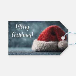 Etiqueta Para Presente Santa Hat Resting on Snowy Surface with Greeting