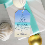 Etiqueta Para Presente Seas e Saudações Script Christmas Beach<br><div class="desc">Adicione uma vibração costeira aos presentes de Natal com estas etiquetas de presentes, com a mensagem "Seas & Saudações" com uma elegante caligrafia de script na forma de uma árvore de Natal e um fundo de praia de abstrato. Entre em contato comigo através do Zazzle Chat se você precisar de...</div>