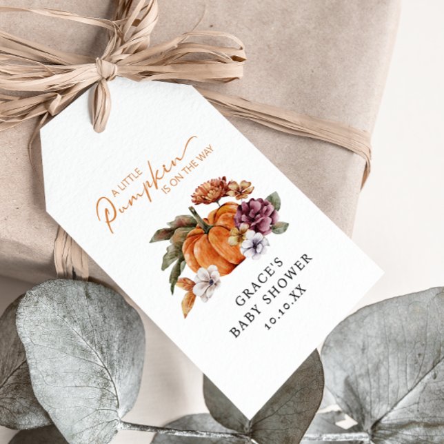 Etiqueta Para Presente Uma Pequena Abóbora Está A Caminho (A Little Pumpkin Is On The Way Baby Shower Pumpkin Gift Tag)