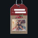 Etiqueta Para Presente Vintage Red Christmas Truck Tree 2 Photo Gift Tag<br><div class="desc">Vintage Red Truck Tree 2 Photo Gift Tag - Adorável adesivo de Natal rústico apresenta 2 das suas fotos favoritas, um caminhão de natais vintages vermelho, carregando 2 cortado árvores de Natal recentemente. O texto editável lê Feliz Natal com seu nome de família e ano. Desenvolvido por Beverly Bainbridge Magnolia...</div>