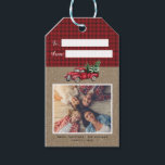 Etiqueta Para Presente Vintage Red Christmas Truck Tree 2 Photo Gift Tag<br><div class="desc">Vintage Red Truck Tree 2 Photo Gift Tag - Adorável adesivo de Natal rústico apresenta 2 das suas fotos favoritas, um caminhão de natais vintages vermelho, carregando 2 cortado árvores de Natal recentemente. O texto editável lê Feliz Natal com seu nome de família e ano. Desenvolvido por Beverly Bainbridge Magnolia...</div>