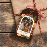 Etiqueta Para Presente Watercolor Winter Botanic Photo Christmas<br><div class="desc">Marca De Presente De Foto Botânica Da Watercolor Winter. Um quadro fotográfico em forma de arco moderno cercado pelo calor do Natal - elementos da natureza de pinecones, pinus, fatias de laranja, canela, bagas, bolotas e anis estrelado. Uma etiqueta de presente de Natal neutra e arrogante. Personalize o modelo com...</div>