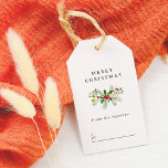 Etiqueta Para Presente Winter Holly & Pine Christmas - Nome da família<br><div class="desc">Uma etiqueta de presente de Natal personalizada com uma saudação personalizada e seu nome de família. A frente destas etiquetas apresenta "Feliz Natal" ou a saudação de sua escolha na tipografia serif clássica. Abaixo, há um arranjo pintado à mão de folhagem de inverno e bagas vermelhas. Abaixo, seu nome de...</div>