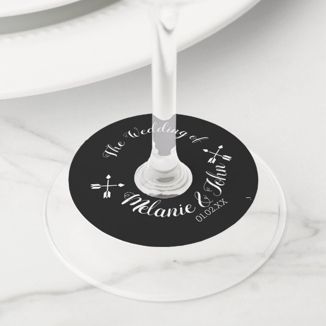 Etiqueta Para Taça De Vinho Logotipo de Casamento com Seta Monocromática - Nom (Close Up)