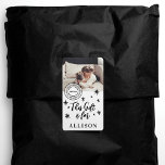 Etiqueta Presente personalizado de nome de foto personaliza<br><div class="desc">Torne seus presentes e presentes muito fáceis de encontrar com nossa divertida foto personalizada e adesivo de identificador de presente de nome. Coloque este adesivo em seus presentes para identificar facilmente para quem é o presente. Nosso design apresenta um layout de foto de solteiro para exibir uma foto e o...</div>