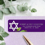 Etiqueta Purple Bat Mitzvah Star: Endereço de Devolução Dav<br><div class="desc">Tenha orgulho, alegria e mostre este marco do seu Bat Mitzvah favorito com esta sofisticada etiqueta de endereço de retorno personalizada! Uma estrela branca de David, folha de aquarela, e o moderno tipo san serif sobrepõe um fundo roxo de ameixa escura. Personalize o texto personalizado com seu nome e endereço....</div>