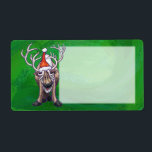Etiqueta Reindeer Christmas On Green<br><div class="desc">Os presentes de Natal, Camisetas e Acessórios da Parada Animal Reindeer Festivo apresentam o nosso trabalho de arte divertido de uma rena fofa decolada num chapéu vermelho de Papai Noel que se encontra numa paisagem nevada do Polo Norte contra um céu noturno estrelado azul-escuro, texturizado, pintado pelo nosso talentoso ilustrador...</div>