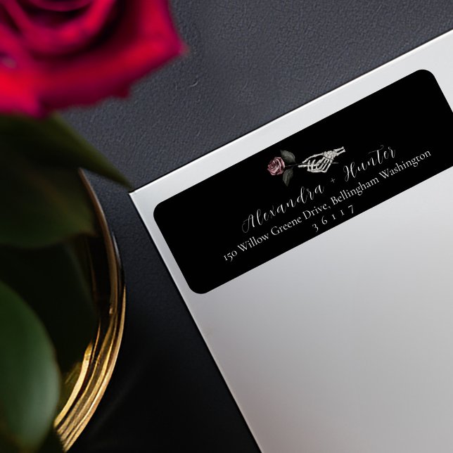 Etiqueta Rosa Preto de Casamento de Halloween Gótico (Gothic Halloween Wedding Skeleton Hand Rose Black Label)