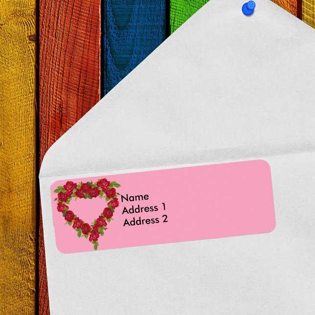Etiqueta Rosas vermelhas de Coração (Pretty heart shaped wreath of red roses on pink return address labels.)