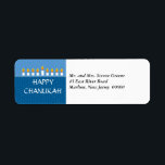 Etiqueta Rótulo de Endereço de Retorno de Chanukah Menorah<br><div class="desc">Acenda a menorah e compartilhe sua alegria com Chanukah. Uma mensagem de feriado coroada por um impressão chanukah menorah completamente iluminado contra painéis de marrom e bronzeado com um padrão sutil de círculo. Disponível em cores alternativas com postagem,  cartões de fotos,  cartões e adesivos correspondentes. com</div>