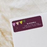 Etiqueta Rótulos de Endereço de Retorno do Mágico Roxo<br><div class="desc">Para cima do seu tema de apresentação com belas etiquetas de endereço de retorno. Este design de espetáculo mágico mostra ilustrações desenhadas à mão cheio de mágica divertida e atraente contra um fundo roxo rico! Personalize com seus próprios detalhes e distribua a parte com o pacote de fornecimento da parte...</div>