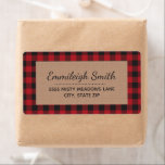 Etiqueta Russo Red Black Christmas Buffalo Xadrez Kraft Kra<br><div class="desc">Rótulo de remessa com um padrão de xadrez de búfalos vermelho e preto no estilo rústico e vintage com uma superfície kraft para o seu texto. Perfeito para enviar os presentes de Natal.</div>