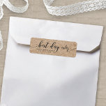 Etiqueta Rustic Faux Kraft Best Day Ever Weding Favor<br><div class="desc">Esta etiqueta de favorito de casamento rústico da na moda apresenta as palavras "melhor dia de sempre" em um roteiro de cinza escura contra uma kraft como padrão de fundo. É excelente para rotular os presentes de casamento. É fácil personalizar; basta substituir o texto do marcador de posição para adicionar...</div>