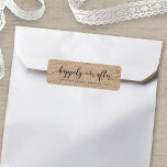 Etiqueta Rustic Faux Kraft Felizmente Depois Do Favor De Ca<br><div class="desc">Esta etiqueta de favor de casamento na moda rústico mostra as palavras "felizes para sempre" em um roteiro de cinza escura contra uma cor de fundo padrão. É excelente para rotular os presentes de casamento. É fácil personalizar; basta substituir o texto do marcador de posição para adicionar suas próprias informações....</div>