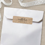 Etiqueta Rustic Faux Kraft Script Com Favor De Casamento De<br><div class="desc">Esta etiqueta russa do favor de casamento mostra as palavras "com amor" em uma escrita de cinza escura contra uma coroa como um fundo padrão. É excelente para rotular os presentes de casamento. É fácil personalizar; basta substituir o texto do marcador de posição para adicionar suas próprias informações. Para obter...</div>