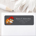 Etiqueta Sleepy Orange Tabby Christmas Santa Claus Cat Cinz<br><div class="desc">Esta personalizável tipografia dourada e design de etiqueta de endereço de retorno de script apresenta uma linda mesa laranja listrada de dormir com o chapéu de Papai Noel e um cinzeiro de cor em um fundo de cinza. Você pode mudar facilmente a cor de fundo, o nome e a ortografia...</div>