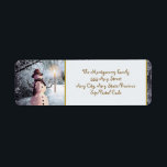 Etiqueta Snowman Christmas Return<br><div class="desc">Um festivo Snowman Winter Snow Scene Christmas Return Address Label (Etiqueta de endereço de Natal) com o seu endereço de regresso. Para personalizar simplesmente insira seu nome e endereço em nosso modelo fácil,  substituindo o texto de exemplo. Aproveite!</div>