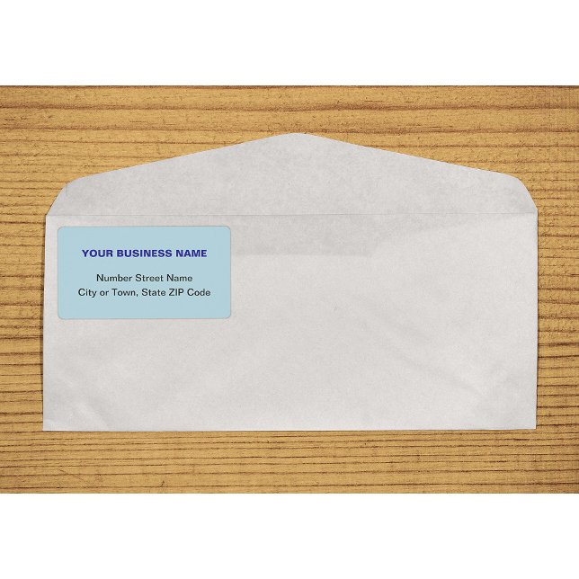 Etiqueta Texto Alinhado ao Centro Baseado em Envio Azul Cla (Center aligned plain text business light blue shipping label on envelope)