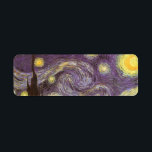 Etiqueta Vincent van Gogh - Noite Estrelada<br><div class="desc">Starry Night (1889), por Vincent van Gogh, é um apos impressionismo de pintura paisagística de arte. Uma vista de uma cidade num vale à noite com as nuvens a girar, as estrelas a brilhar e uma bela lua ouro amarela. Foi pintado durante o dia pela memória e é a pintura...</div>