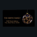 Etiqueta Vintage Black Christmas Ball Return<br><div class="desc">"Este é o design de etiqueta de endereço de volta de Natal. Este recurso de design é uma fonte dourada escrita à mão com acentos de quadros de rolagem em um conselho preto, fundo do estilo flexível do conselho de giz com um aspecto texturizado rústico. Texto de endereço de retorno...</div>