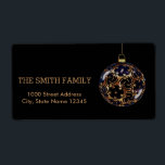 Etiqueta Vintage Black Christmas Ball Return<br><div class="desc">"Este é o design de etiqueta de endereço de volta de Natal. Este recurso de design é uma fonte dourada escrita à mão com acentos de quadros de rolagem em um conselho preto, fundo do estilo flexível do conselho de giz com um aspecto texturizado rústico. Texto de endereço de retorno...</div>