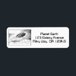 Etiqueta Vintage Science Ficeship Rocket in Clouds<br><div class="desc">Fácil de personalizar etiquetas de endereço de retorno,  basta adicionar suas informações! Ilustração da Vintage: imagem do transporte vitoriano de ficção científica em preto e branco. Uma nave espacial voando pelas nuvens no céu. Um clássico design de ficção científica de quadrinhos retrógrados do 50 do futuro.</div>