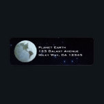 Etiqueta Vintage Science Fiction, Estação Espacial na Lua<br><div class="desc">Ilustração vintage: planetas futuristas de ficção científica e imagem espacial. Uma estação espacial na Lua com vista ao planeta Terra no céu noturno com estrelas no futuro. Um clássico design de quadrinhos retrô de ficção científica.</div>