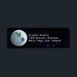 Etiqueta Vintage Science Fiction, Estação Espacial na Lua<br><div class="desc">Ilustração vintage: planetas futuristas de ficção científica e imagem espacial. Uma estação espacial na Lua com vista ao planeta Terra no céu noturno com estrelas no futuro. Um clássico design de quadrinhos retrô de ficção científica.</div>