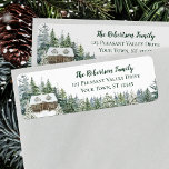Etiqueta Winter Pine Forest Cabine Christmas Return Endereç<br><div class="desc">Esta aconchegante etiqueta de volta do Natal de inverno apresenta uma cena de floresta russa com uma cor d'água com uma cabana aninada na floresta coberta de neve. Verifique a coleção para uma variedade de produtos correspondentes.</div>