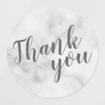 Etiquetas Casamento Branca De Mármore Moderno, Obrigado<br><div class="desc">O moderno Script White Marble Wedding Favorece o Obrigado Rótulos com o título "Obrigado" na fonte moderna da cinza em fundo branco mármore.</div>