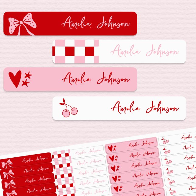 Etiquetas Cereja Vermelha e Laços Rosa Nome de Criança à Pro (Waterproof kids name labels with coquette cherries & bow and pink & red checkerboard pattern.)