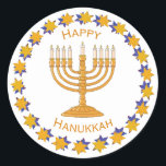 etiquetas do menorah de hanukkah<br><div class="desc">Um menorah do ouro cercado por um ouro do círculo & por umas estrelas azuis com as palavras "Hanukkah feliz". O fundo é branco mas pode ser mudado a algumas escolhas da cor dos zazzle de muitas.</div>
