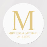 Etiquetas Favor do Casamento do Monograma Elegante Branco e<br><div class="desc">Um design elegante com um monograma,  nome e data no estilo de fonte dourado serif em fundo branco. Note que os detalhes da folha são simulados no trabalho de arte. Não será utilizada nenhuma folha de alumínio real no fazer deste produto.</div>