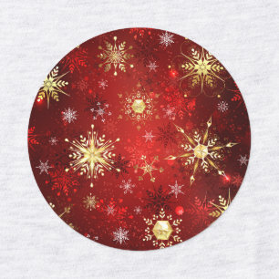 Etiquetas Flocos de neve do Ouro de Natal em Fundo Vermelho