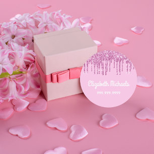 Etiquetas Glitter cor-de-rosa pinga a garota branca