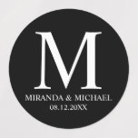 Etiquetas Laboratório de Favor do Monograma Elegante Preto e<br><div class="desc">Um design elegante com um monograma,  nome e data no estilo de fonte serif branca em fundo preto.</div>