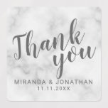 Etiquetas Marble Modern Script Wedding Favor Obrigado<br><div class="desc">Favor de Casamento de Script Moderno Obrigado Rótulos com o título "Obrigado" em fontes de script moderno de cinza com nome e data em fontes modernas de sans serif em fundo de mármore branco.</div>