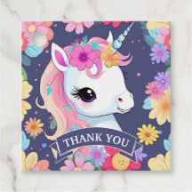 Adorável White Baby Unicorn com Flores