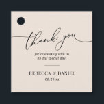 Etiquetas Para Lembrancinhas Agradecimento de Casamento Boho Terroso Elegante R<br><div class="desc">Projetado para combinar com nossa coleção de casamento de Roteiro Romântico,  esta etiqueta personalizável apresenta um agradecimento gráfico de caligrafia,  combinado com uma fonte serifada clássica em preto. Itens correspondentes disponíveis.</div>
