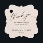 Etiquetas Para Lembrancinhas Agradecimento de Casamento Monograma Elegante Boho<br><div class="desc">Projetado para coordenar com nossa coleção de casamento Rômantico em Script,  esta etiqueta personalizável apresenta um agradecimento gráfico de caligrafia,  combinado com uma fonte serifada clássica em preto. Itens correspondentes disponíveis.</div>