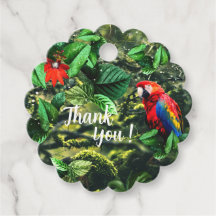 Arara-escarlate na selva com flores