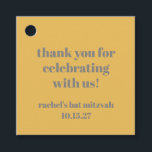 Etiquetas Para Lembrancinhas Bat Mitzvah, Cinza Amarelo Frio Personalizado Obri<br><div class="desc">Esta etiqueta personalizada do Bat Mitzvah é desenhada em uma mostarda amarela arrojada com tipografia de cinza minimalista, fornecendo um toque moderno e na moda para as manobras de eventos. Apresentando uma mensagem sincera de "obrigado para comemorar conosco!", o crachá é personalizado com o nome do celebrante do Bat Mitzvah...</div>