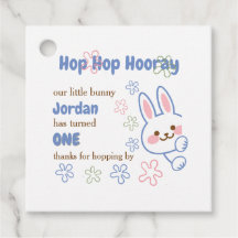 Boneco de Cartoon girando um primeiro aniversario