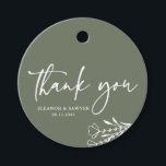 Etiquetas Para Lembrancinhas Buquê Minimalista Bege Verde Casamento Agradecimen<br><div class="desc">Envie agradecimentos com estas etiquetas de agradecimento personalizáveis. Apresenta um buquê floral minimalista,  escrita à mão e tipografia simples. Personalize estes cartões de agradecimento adicionando nomes e mensagens. Estes cartões de agradecimento bege verde são perfeitos para casamentos,  chás de bebê,  chás de noiva,  aniversários e muito mais.</div>