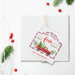 Etiquetas Para Lembrancinhas Caminhão de Vintage Vermelho Personalizado, Que Pr<br><div class="desc">Personalize esta bela e alegre etiqueta de presente de feriado com o(s) seu(s) nome(s) e mensagem. Vintage, vintage com canas aquáticas, caminhão vermelho-vintage com árvores de Natal no verso e a frase "Que feriados felizes e divertidos" em uma mistura de caligrafia escrita à mão e tipografia de blocos em vermelho...</div>