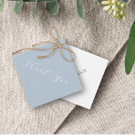 Etiquetas Para Lembrancinhas Casamento Azul Mínimo - Obrigado<br><div class="desc">Etiquetas de favoritos para casamento Elegante e na moda. Esta simples etiqueta de presente apresenta o texto 'obrigado você' sobre um fundo azul pálido na frente e os nomes dos casais na parte de trás de um conjunto de fontes contemporâneas.</div>