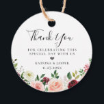 Etiquetas Para Lembrancinhas Casamento com Buquê Floral Rosa Bege Borgonha<br><div class="desc">Lindas flores aquareladas e arranjo de folhagens na borda em tons modernos de rosa bege e borgonha,  etiquetas de agradecimento.  A parte de trás da etiqueta apresenta cor vermelha borgonha sólida.  Projetado para combinar com nossa Coleção Floral Botânica Rosa Bege Borgonha.</div>