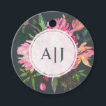 Etiquetas Para Lembrancinhas Casamento Floral Botânico Peônia Rosa Rubi<br><div class="desc">Desenho floral botânico de peônia rosa rubi com flores pintadas em aquarela em tons de pêssego e rosa e folhagem verde exuberante contra um fundo preto suave. Basta adicionar suas iniciais elegantes de monograma. Perfeito para adicionar um toque pessoal chique aos seus brindes de casamento. Se precisar de ajuda ou...</div>